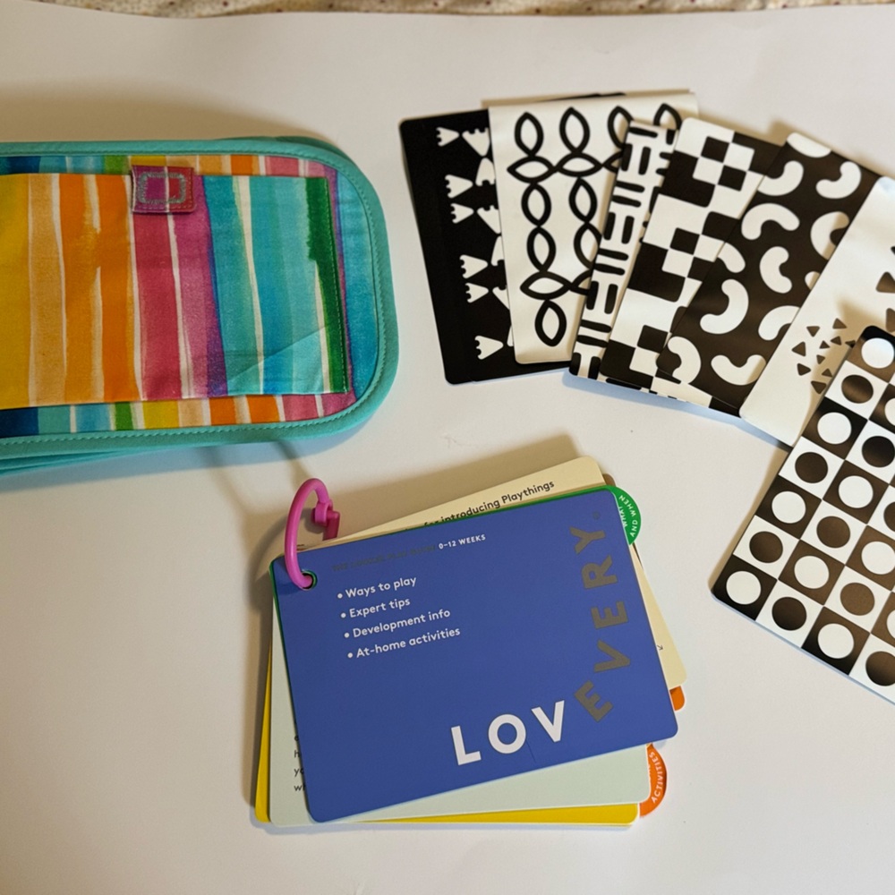 Lovevery The Looker (0-12 Weeks) - Play Guide, Standing Card Holder & Cards